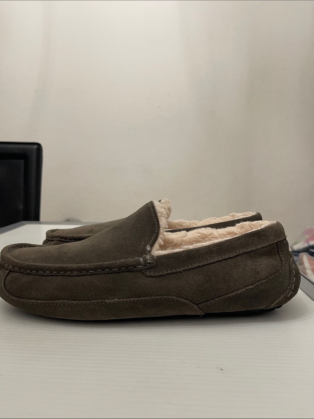 UGG WINTER ASCOT IN AN OLIVE SLIPPERS MENS SIZE 12